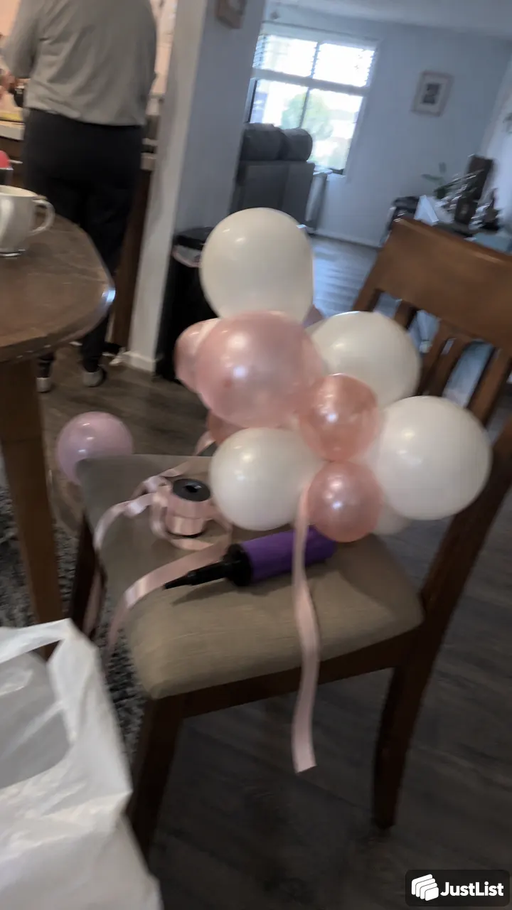 Balloons, table details and a simple party setup