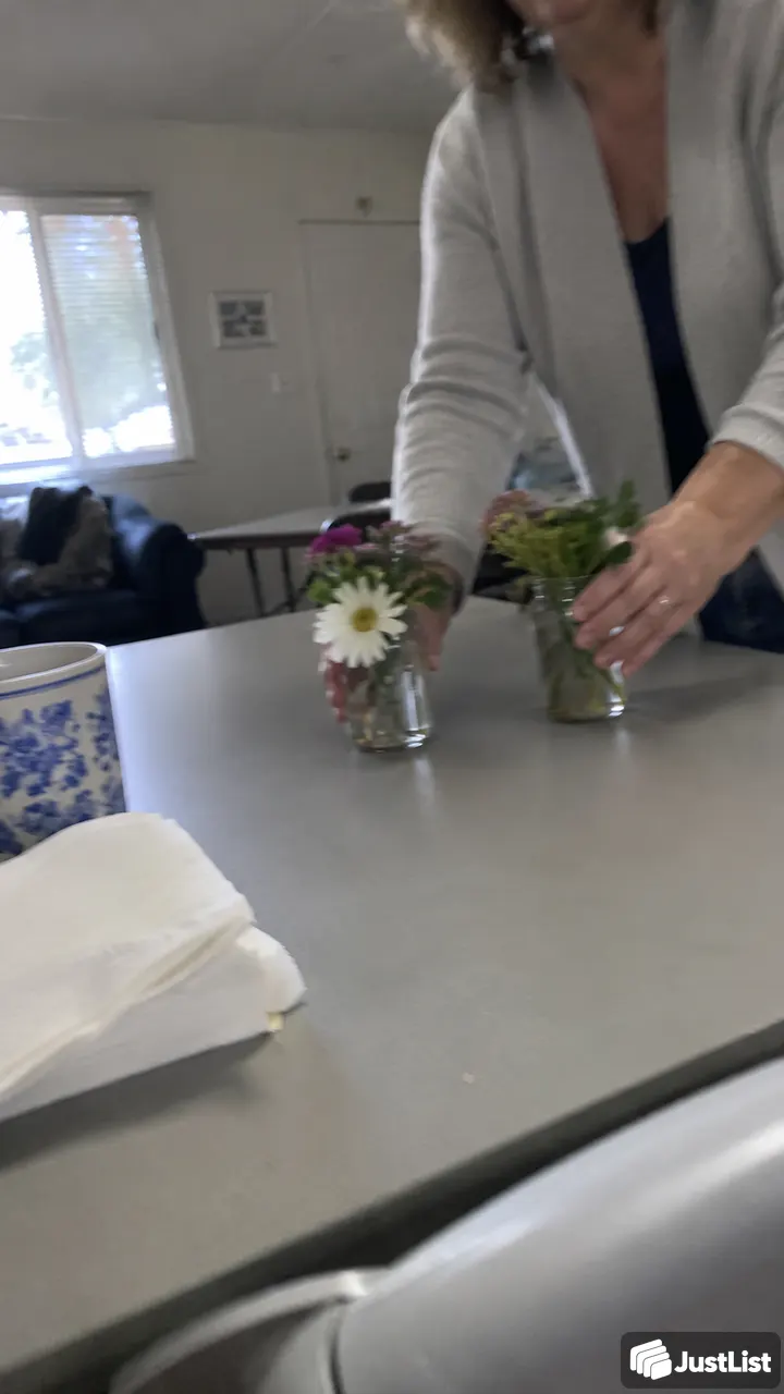 Small-event decoration setup